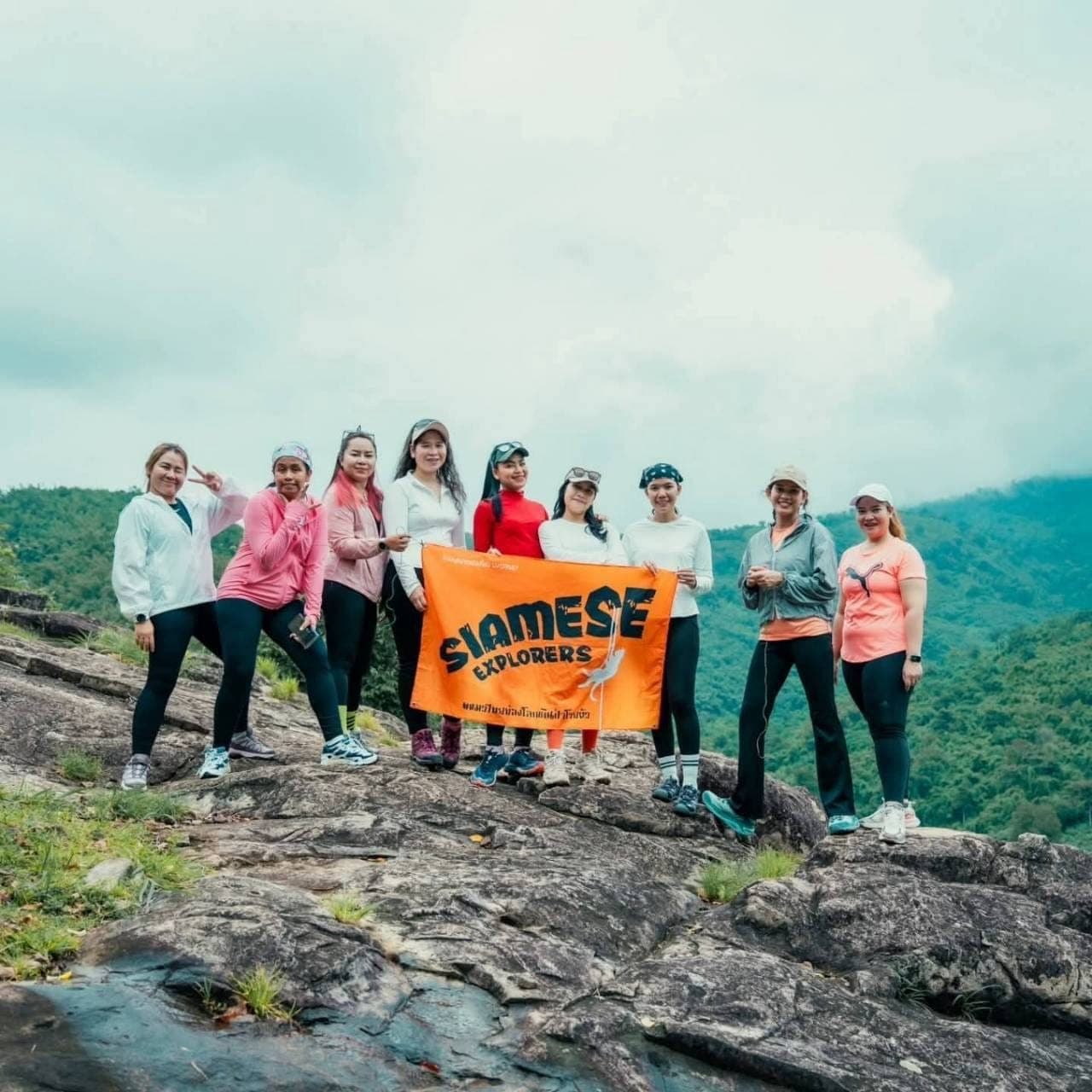 Siamese Explorers แมวไทยท่องโลกเดินป่าโรยตัว
